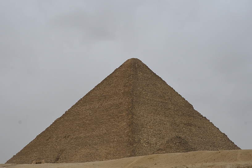 23 MAK_6701.jpg - La Piramide originariamente misurava circa 146,6 m di altezza; oggi, a causa della perdita del rivestimento esterno, è di circa 138,8 m.